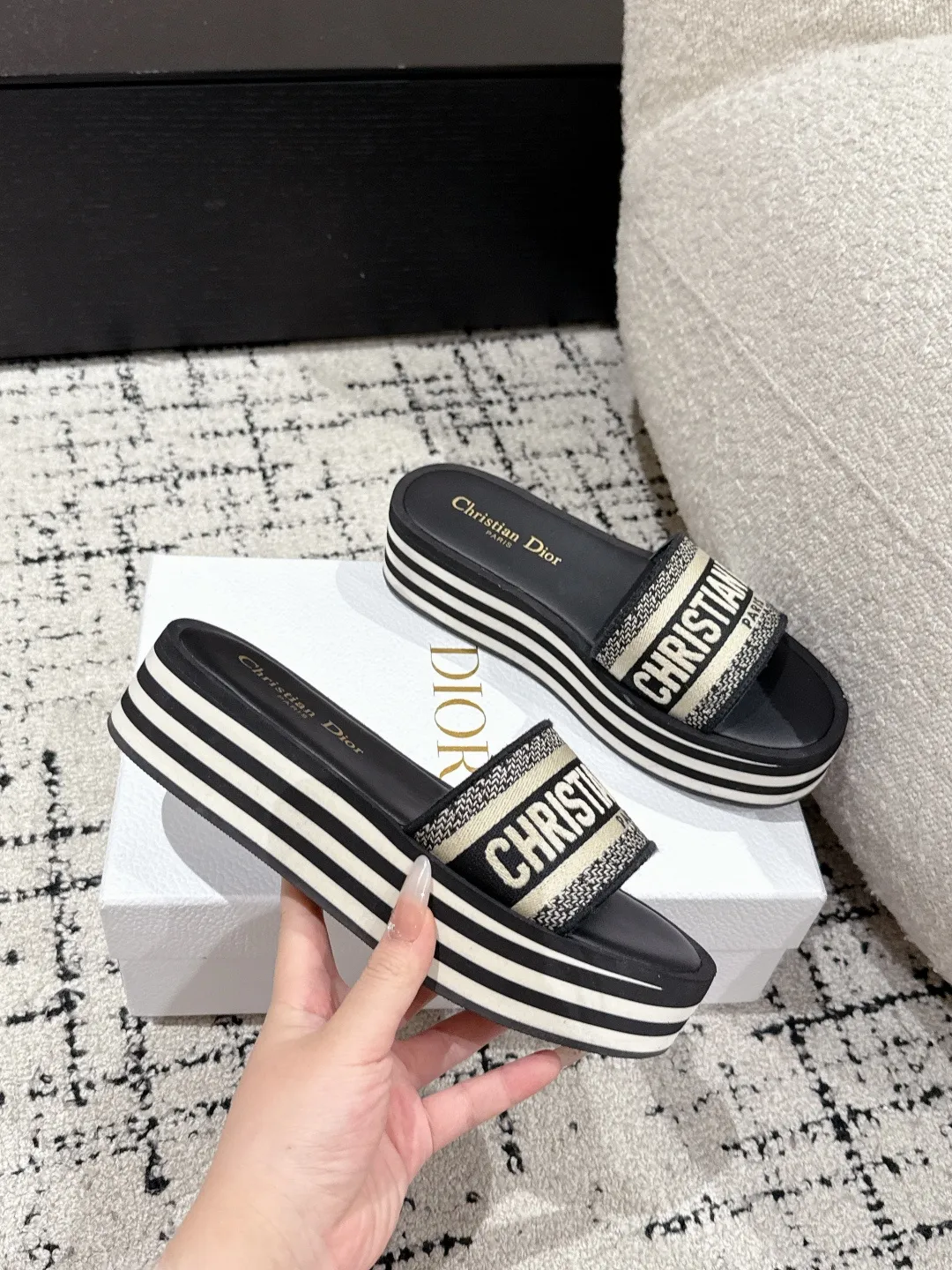 👟👟Ex-factory price 440👟👟 DIOR Dway fabric embroidered logo open toe 7cm thick sole one-word strap slippers CD letter logo three-dimensional embroidery thick bottom round toe open toe slippers The original development of the top version on the market, soft and delicate foot feel, extremely comfortable.  ✔️Upper: imported electro-embroidered cotton technical fabric ✔️Inner lining: water-dyed cowhide foot pad lining ✔️Outsole: original combination outsole ✔️Sole thickness: 7cm ✔️Size: #35-41 (40.41. Customized, non-refundable and non-exchangeable)